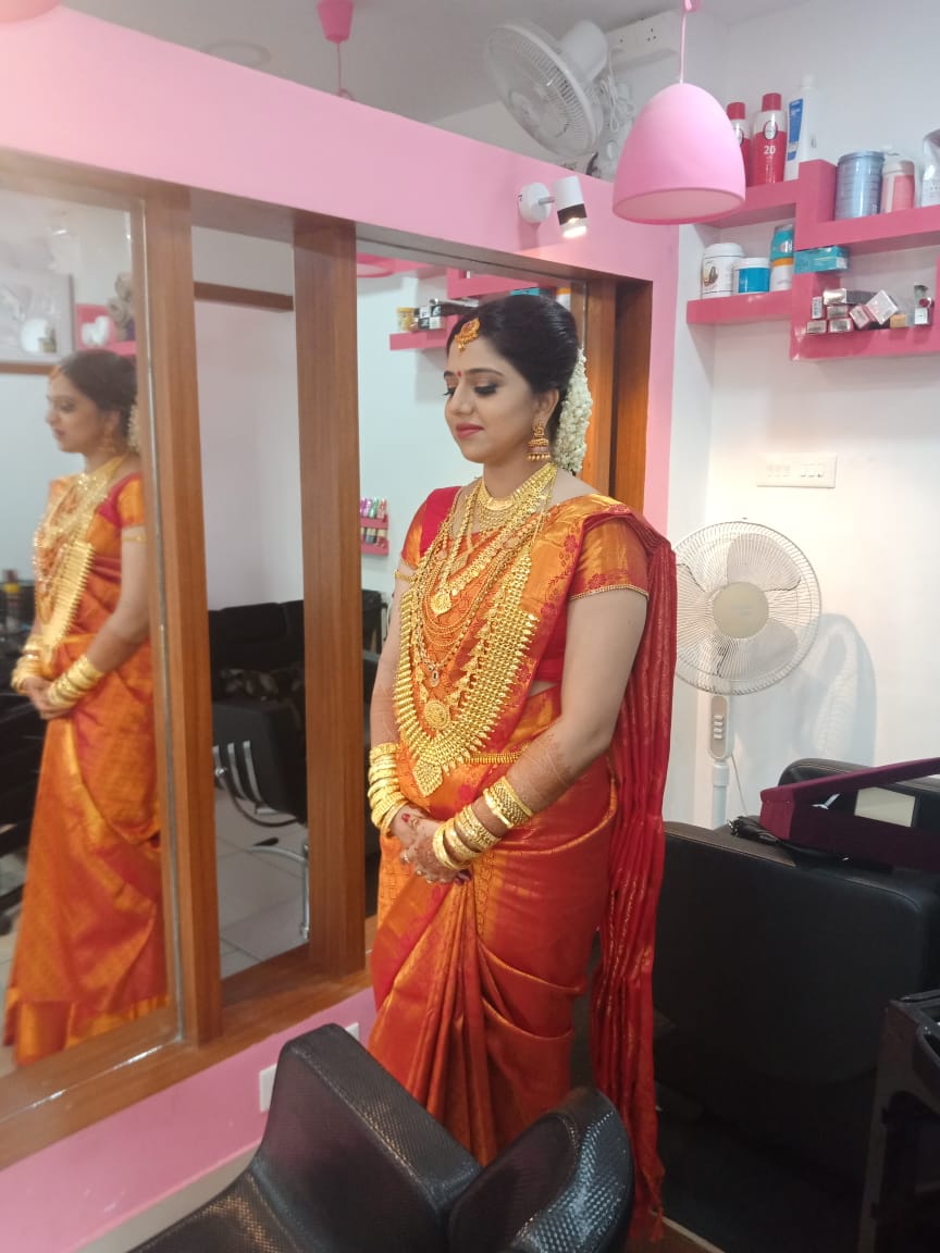 7 ROSES BOUTIQUE AND BEAUTY PARLOUR MAVELIKKARA